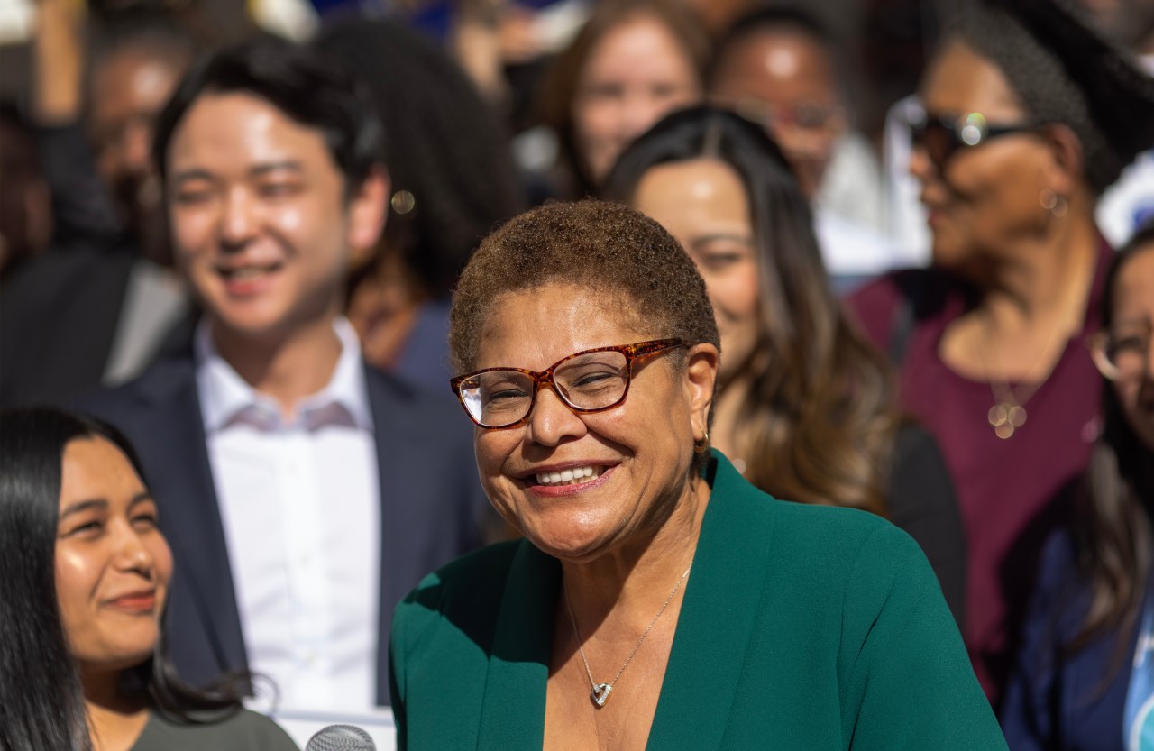 Video shows Mayor Karen Bass refuse to answer L.A. fires